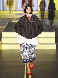 Look 8: jaqueta, camisa, saia