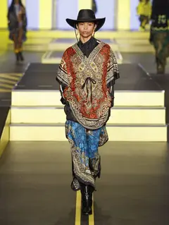 Look 14: poncho, calça