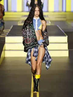 Look 15: jaqueta, biquíni, camisa