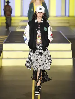 Look 16: jaqueta, camiseta, saia