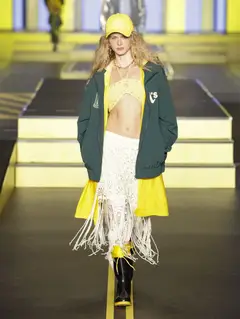 Look 17: jaqueta, top, saia