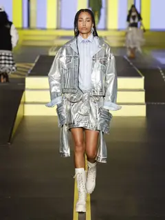 Look 18: jaqueta, camisa, saia