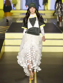 Look 19: camiseta, top, saia