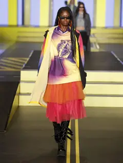 Look 21: parka, camiseta, saia