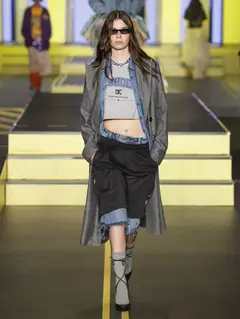 Look 22: casaco, camisa, top, bermuda