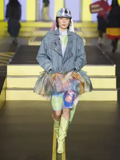 Look 23: jaqueta, saia, bermuda