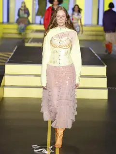 Look 25: moletom, corset, saia