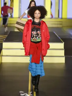 Look 26: jaqueta, camiseta, saia
