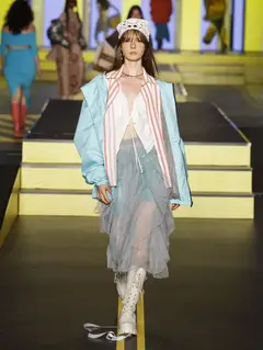 Look 30: parka, camisa, saia