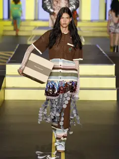Look 31: camisa, saia, calça