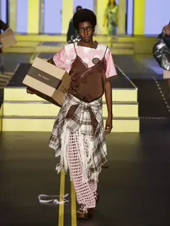 Look 34: camiseta, regata, camisa, calça