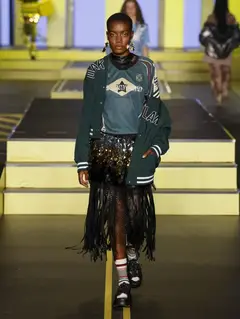 Look 35: jaqueta, camiseta, saia