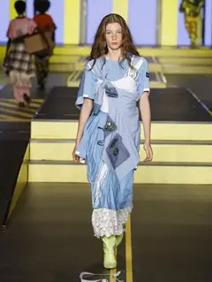 Look 36: camiseta, vestido, saia