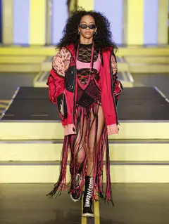 Look 38: jaqueta, top, saia
