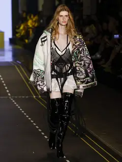 Look 39: jaqueta, body, shorts