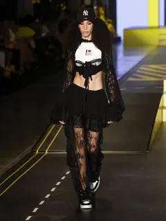 Look 40: camiseta, sutiã, saia, calça