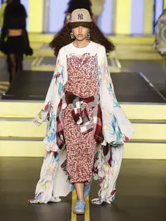 Look 41: robe, camiseta, vestido, camisa