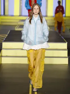 Look 44: jaqueta, camisa, calça