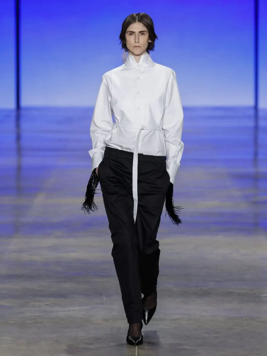 Look 1: Abertura · camisa branca com faixa, calça preta