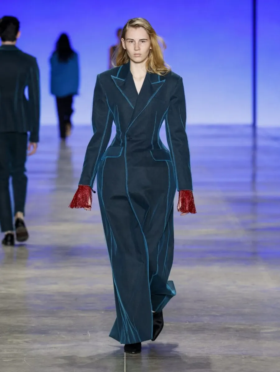 Look 32: casaco longo, vestido