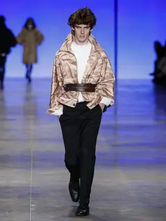Look 18: jaqueta, camisa, calça