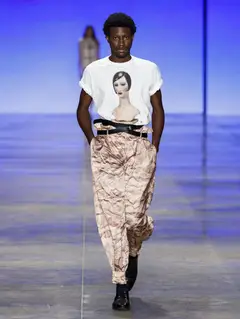 Look 20: camiseta, calça