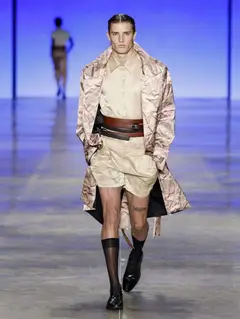 Look 22: casaco, camisa, bermuda