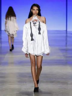 Look 24: camisa, shorts