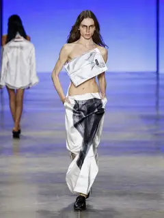 Look 25: top, saia