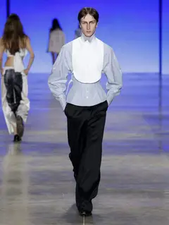 Look 26: camisa, colete, calça