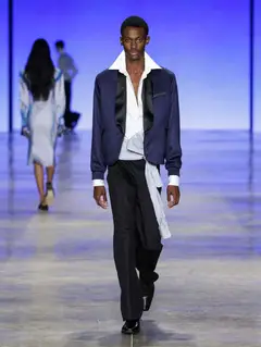 Look 28: jaqueta, camisa, calça