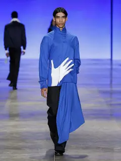 Look 29: camisa, saia sobreposta, calça