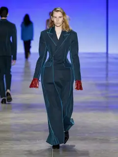 Look 32: casaco longo, vestido