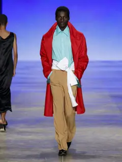 Look 34: casaco, camisa, calça