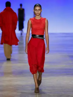 Look 35: top, saia plissada