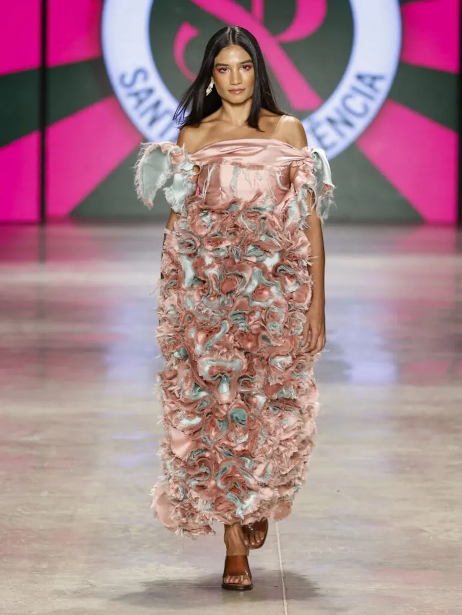 Look 1: Abertura · volumes de babados rosa e verde