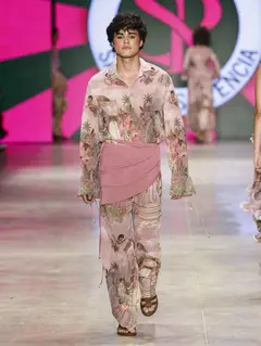 Look 4: camisa, calça, faixa