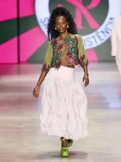 Look 8: jaqueta cropped, saia