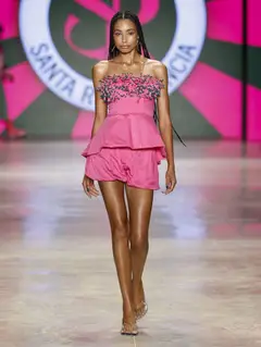 Look 13: vestido curto, peplum