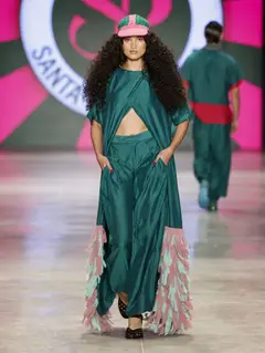 Look 20: blusa cruzada, calça, sobretudo longo