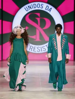 Look 21: vestido, casaco longo, camisa, calça
