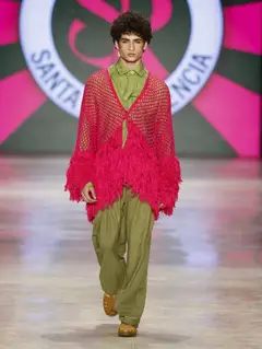 Look 24: poncho de crochê, camisa, calça
