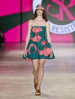Look 26: vestido curto tomara que caia
