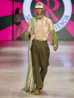 Look 31: camiseta, calça, camisa