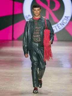Look 33: jaqueta, calça, camiseta