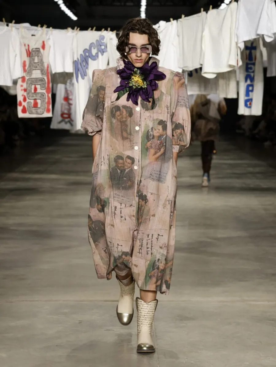 Look 18: casaco vestido longo, flor aplicada
