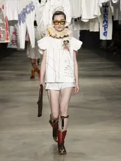 Look 4: blusa, shorts, gola babado