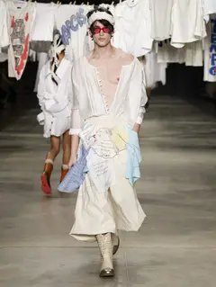 Look 6: blusa decote fundo, saia, lenços aplicados