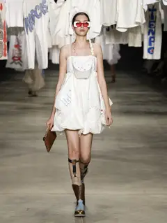 Look 7: vestido curto, bolsa frontal