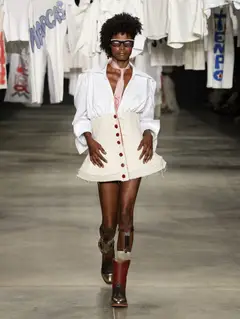 Look 8: camisa, corset-saia, gravata